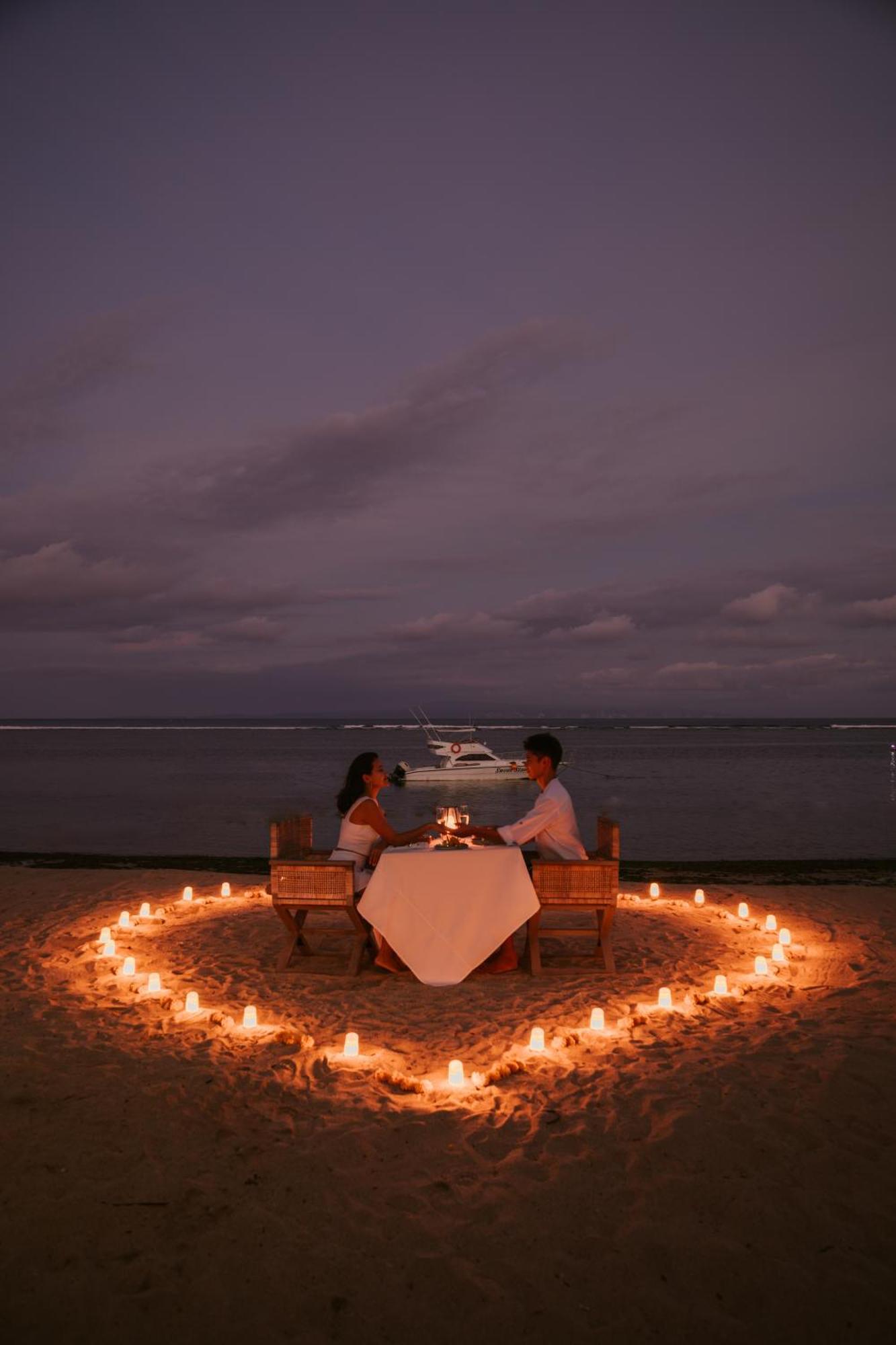 Sadara Resort Nusa Dua  Ngoại thất bức ảnh A couple dining on a beach at night