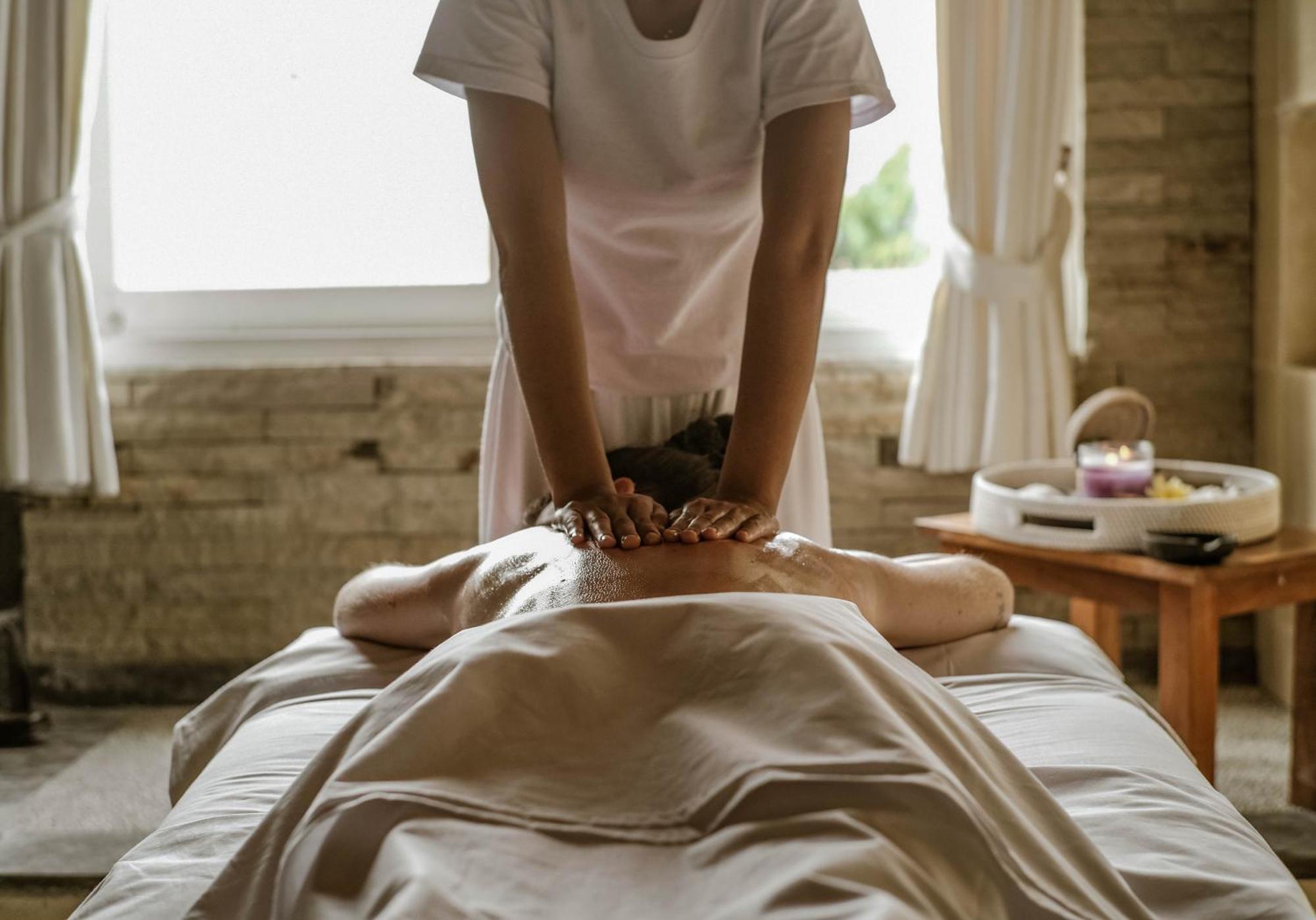 Sadara Resort Nusa Dua  Ngoại thất bức ảnh A massage therapist working on a patient