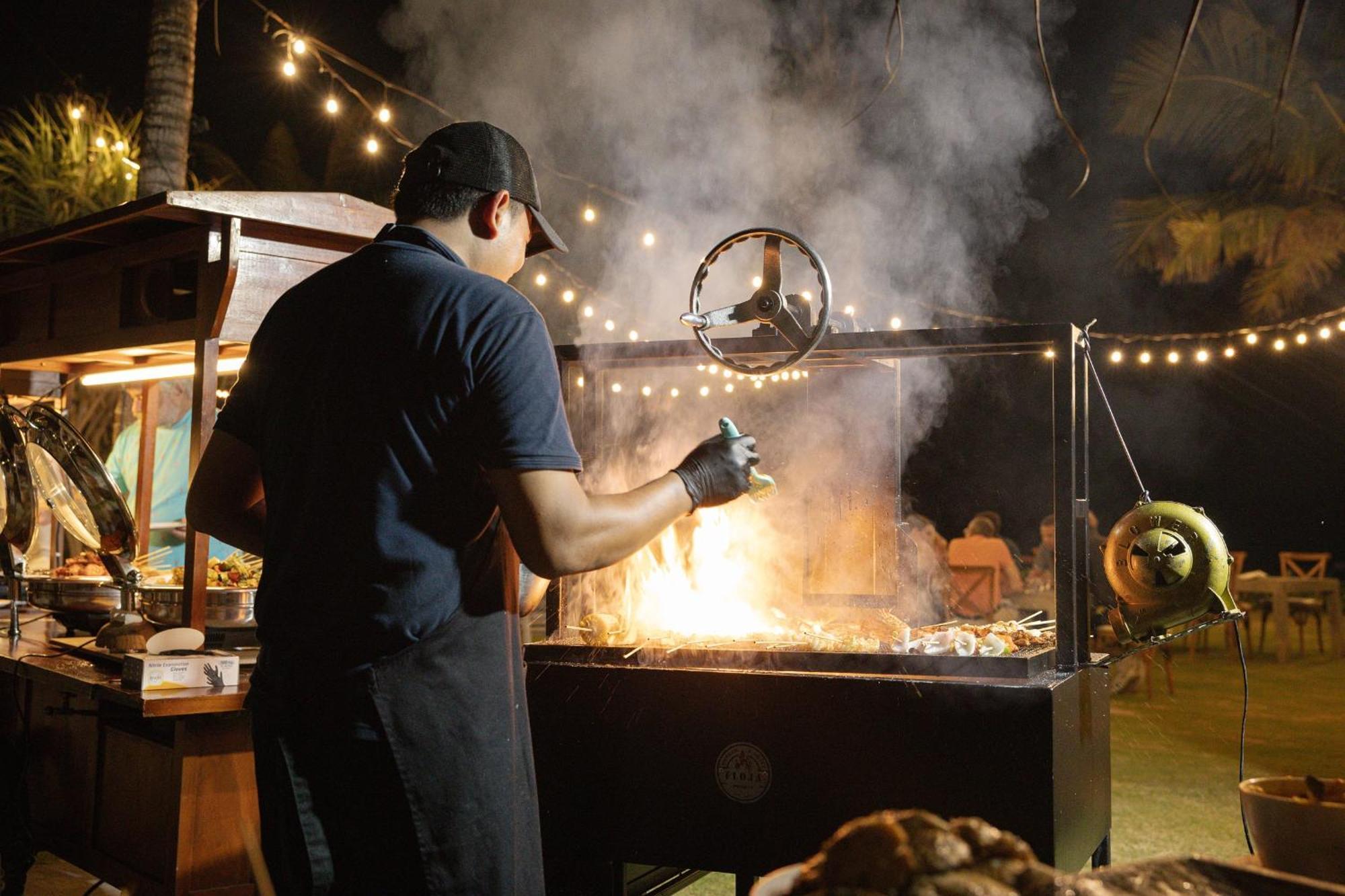 Sadara Resort Nusa Dua  Ngoại thất bức ảnh A chef cooking over a wood-burning grill